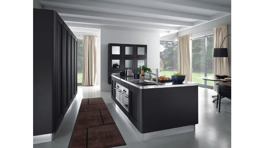 Cucina Moderna con isola Melograno in Rovere tinto Nero con top in acciaio inox di Composit