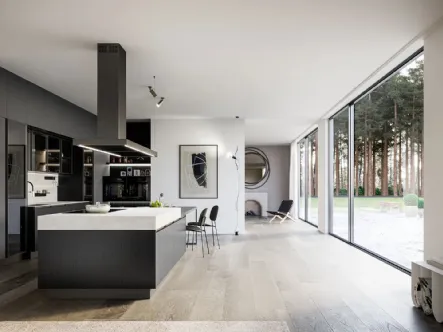 Cucina Moderna con penisola Bijou in Noce mondolé e Vetro bianco opaco di Aran