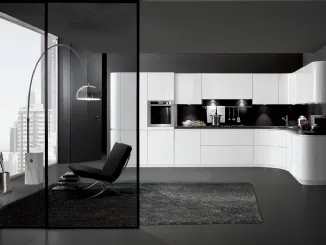 Cucina su misura di design angolare Linea Round in laccato lucido Bianco con top in Fenix Grigio Bromo di Composit