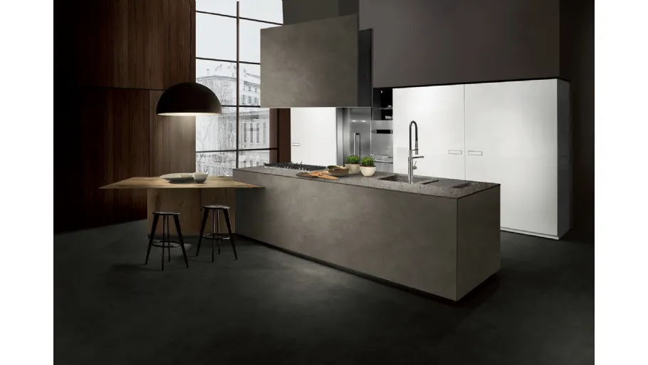 Cucina su misura di design Touch con isola in Resina Dark Grey e penisola in legno Antico con colonne in laccato Bianco lucido di Composit