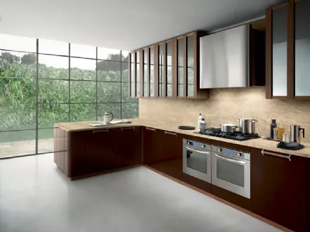 Cucina su misura ad angolo Pepper in Noce Americano e laccato opaco Verde Palude con top in laminam Oxide Nero di Composit