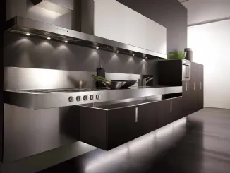 Cucina Free lineare sospesa in rovere tinto wengè ed acciaio Inox con illuminazione led di Composit