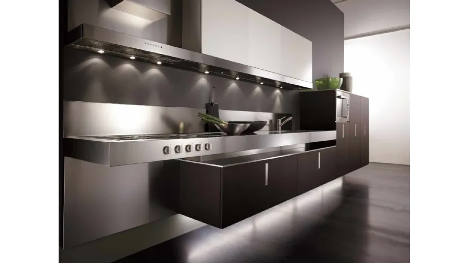 Cucina Free lineare sospesa in rovere tinto wengè ed acciaio Inox con illuminazione led di Composit