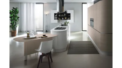 Cucina Maxima in rovere chiaro e laminato laccato opaco bianco lineare con isola e penisola  di Comp