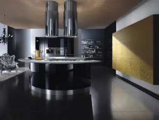 Cucina Maxima in inox e laccato nero lucido con Isola ed elementi con ante finiture Oro sospesi di C
