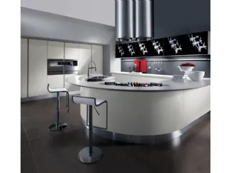 Cucina di design Maxima in laccato avorio opaco con profili inox e Vetrina elementi Fantasia con pen