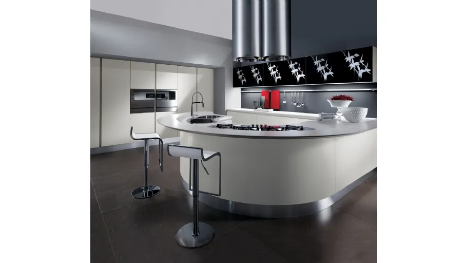 Cucina di design Maxima in laccato avorio opaco con profili inox e Vetrina elementi Fantasia con pen