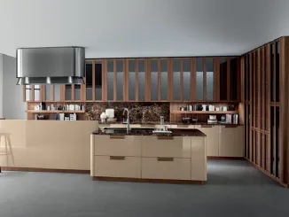 Cucina Noisette Noce americano e laccato Beige con Marmo Emperador Dark Lucido ad angolo con Isola d
